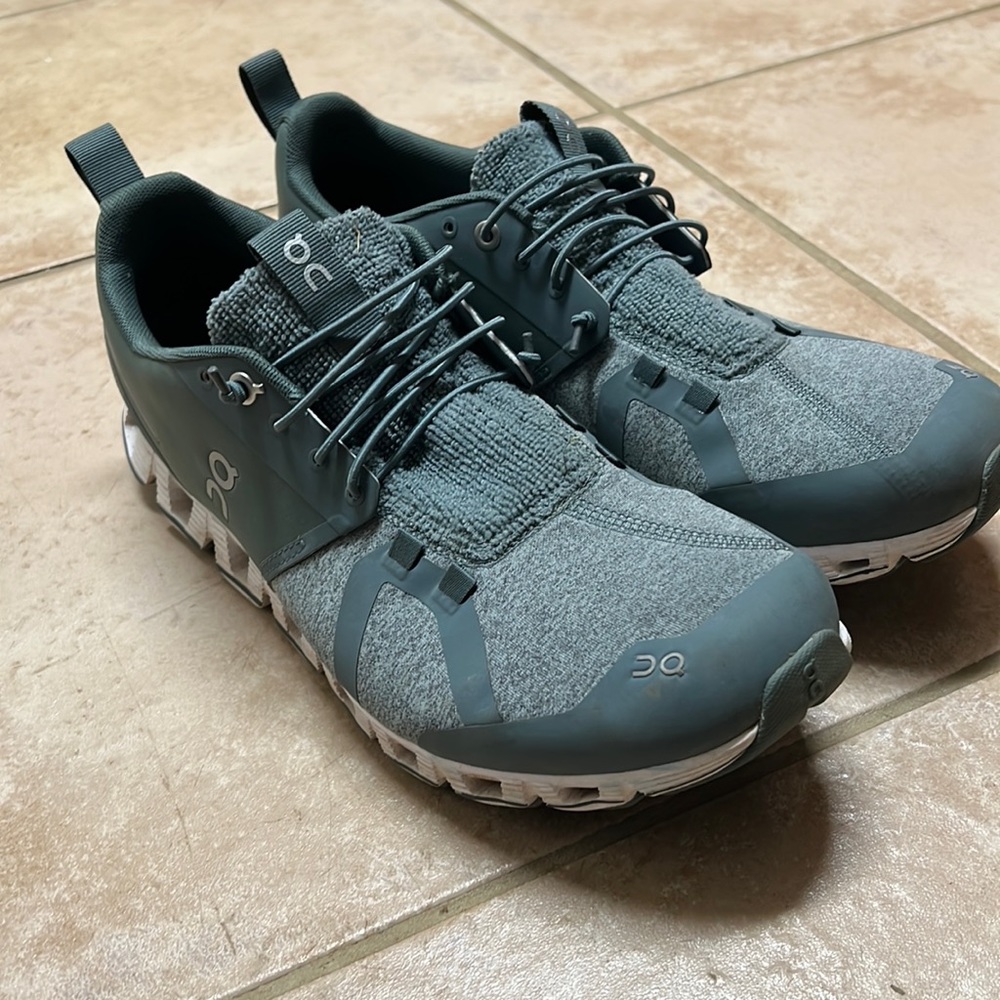 On cloud no tie laces 9.5 mens